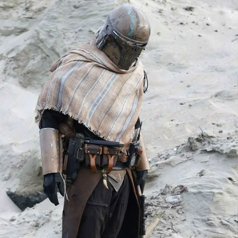 Mandalorian Mercs : Goin' with the Clint Eastwood "The Good The Bad and The Ugly" look! Mandalorian Poncho, Jedi Poncho, Star Wars Poncho, Clan Skirata, Mandalorian Jedi, Mandalorian Costume, Star Wars Bounty Hunter, Mandalorian Cosplay, Mandalorian Armor