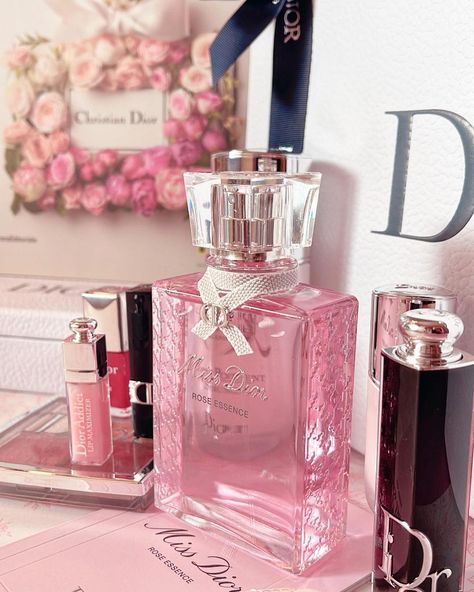 Lupita 💁��🏻‍♀️ on Instagram: “Begging the week with my newest purchase. A little weekend treat 😉 MISS DIOR ROSE ESSENCE Notes: Geranium, Green Notes Grasse…” Dior Addict Perfume, Essence Perfume, Green Notes, Dior Addict, Perfume Oil, Best Perfume, Miss Dior, Perfume Oils, Geraniums