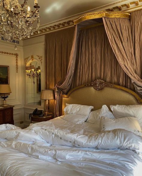 Hotel Bedroom Design, Old Money House, Mansion Bedroom, Luxury Hotel Room, Elegant Bedroom, Design Hotel, Bedroom Hotel, Dream House Interior, House Room