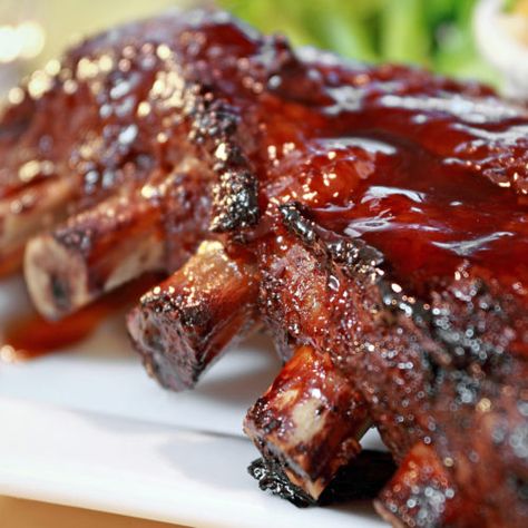 Costillas de cerdo: Cómo hacer costillas al horno perfectas BY DANIEL Las costillas de cerdo posiblemente sean la mejor pieza para cocinar de este maravilloso animal. No existe nada más delicioso en el planeta tierra que unas costillas al horno, de esas cuya piel se deshace en la boca, bañadas en una alucinante salsa barbacoa tan deliciosa que, luego de cada mordida, vas a tener que chuparte los dedos. Preparar costillas al horno es un arte. Digamos que no es un proceso complicado, para nada, pe Bourbon Barbecue Sauce Recipe, Slow Cooker Barbecue Ribs, Slow Cooker Bbq Ribs, Slow Cooker Ribs, Barbecue Sauce Recipes, Barbecue Ribs, Big Green Egg, Spare Ribs, Bbq Ribs