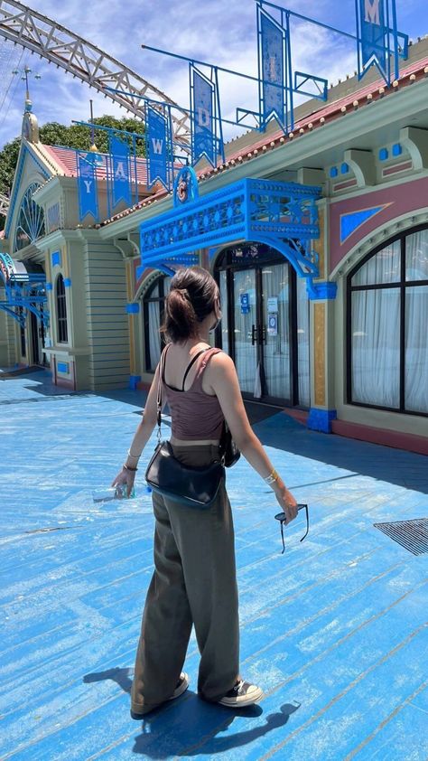 brown outfit Outfits For Amusement Parks, Amusment Parks Outfit, Amusement Park Outfit Ideas, Park Outfit Ideas, Outfits I Would Wear, Amusment Parks, 70’s Outfit, Fashion Trousers Women, Amusement Park Outfit