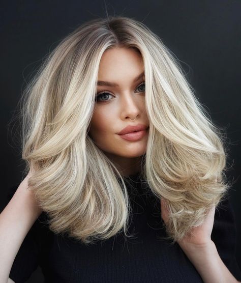 90s blowout hair is making its comeback! If you love fun and fierce looks with a ton of bounce and volume we know that you’re going to fall in love wi... Blowout Hair Short, 90s Blowout Hair Short, 90s Blowout Hair, Volume Haircut, Blowout Haircut, Spring Haircuts, Color Rubio, Hair Color Options, Blonde Hair Inspiration