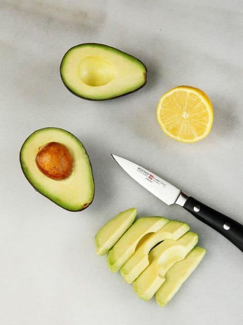 How to slice an avocado - step-by-step photo tutorial for slicing and peeling an avocado + healthy recipes featuring avocado. #avocado Homemade Avocado Face Mask, Avocado Face Mask Recipe, Avocado Beauty, Avocado Skincare, Food Avocado, Avocado Recipes Healthy, Skin Care Hacks, Sliced Avocado, Avocado Health Benefits