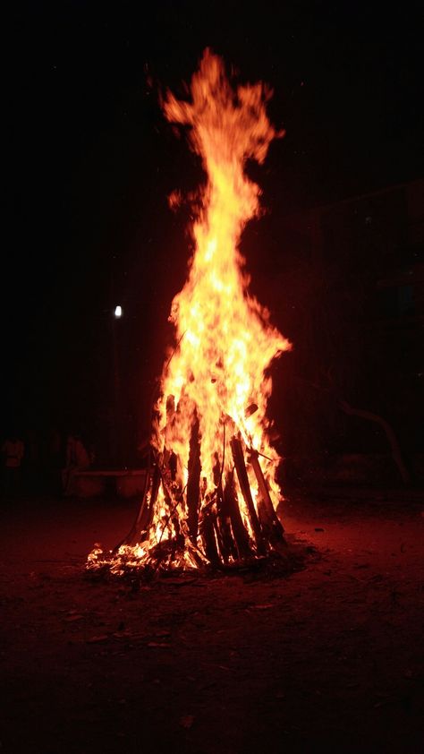 Lohri Fire Images, Holi Fire Festival, Fire Camp Photography, Pyro Aesthetic, Holi Snap, Beautiful Paintings Of Nature, Diwali Photography, Holi Photo, Fire Festival