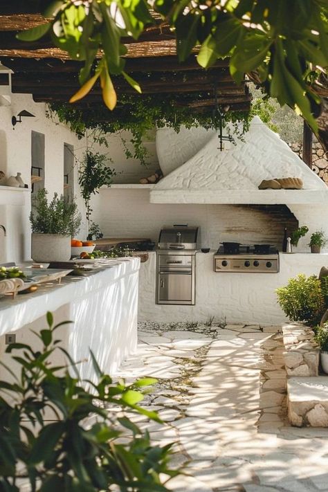 Outdoor Built In Kitchen, Outdoor Spanish Kitchen, Greek Outdoor Kitchen, Vintage Backyard Ideas, Mediterranean Outdoor Kitchen, Campus Background, Italy Kitchen, Outdoor Bbq Area, Outdoor Kitchen Ideas