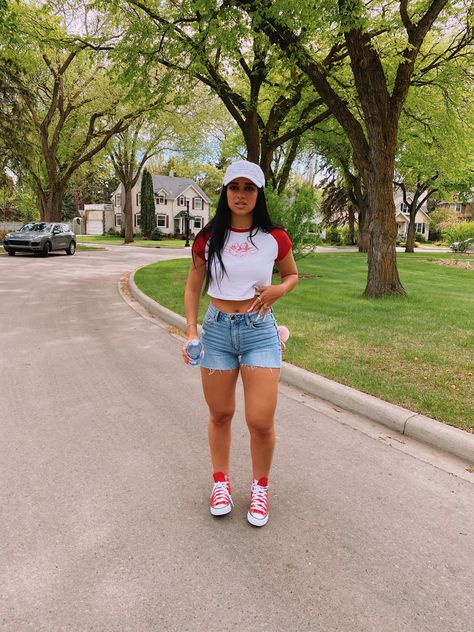 Baddie Shorts Outfit, Petite Girl Outfits, Wattpad Outfits, Bum Shorts, Outfit Petite, Sneakers Outfit Summer, Spring Attire, Jean Short Outfits, Denim Shorts Outfit