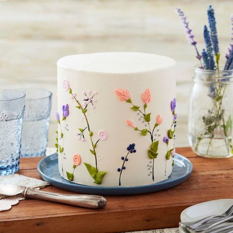 23 Easy Easter Cake Ideas - Cute Easter Cake Recipes | Wilton Unique Simple Birthday Cakes, Simple Summer Wedding Cake, Simple Flower Cake Design, Pastel Floral Cake, Simple Flower Cake, Floral Birthday Cake, Easter Cake Easy, Minimalist Cakes, Professional Cakes