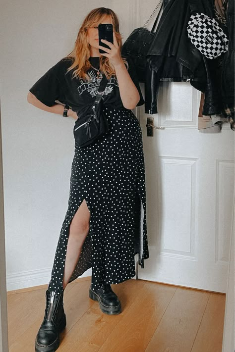 Grunge Festival Outfit Plus Size, Plus Size Summer Outfits Grunge, Mid Size Dark Fashion, Black Summer Outfits Plus Size, Mid Size Long Skirt Outfit, Long Black Skirt Outfit Midsize, Punk Spring Outfits, Mid Size Fashion Alternative, Midsize Fashion Goth