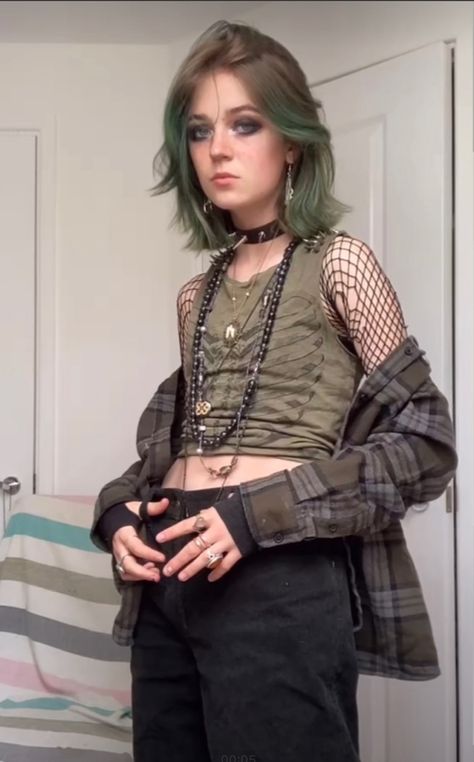 Green Grunge Outfit, Green Hair Dye, Estilo Hippy, Hair Inspiration Short, Cut My Hair, Swaggy Outfits, Grunge Hair, Alternative Outfits, Aesthetic Hair