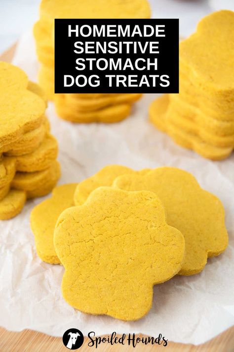 Dog Rice Krispie Treats, Cookies For Dogs Recipes, Doggie Birthday, Dog Cookie Recipes, Pet Recipes, Animal Treats, Pet Treats Recipes, Doggy Treats, Easy Dog Treat Recipes