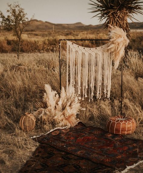 5 Dreamy Ways to Dress Up Your Boho Wedding | https://wanderingweddings.com/5-dreamy-ways-to-dress-up-your-boho-wedding/ Eclectic Elopement, Fall Mini Sessions Set Up, Studio Mini Sessions, Photography Studio Decor, Boho Photoshoot, Boho Photography, Fall Minis, Photography Set Up, Outdoor Backdrops