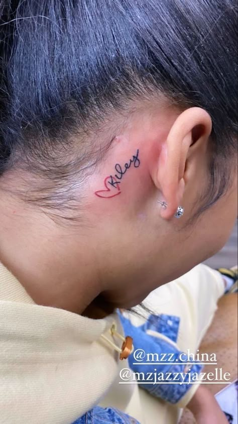 Places To Get Boyfriend Name Tatted, Name Tattoos Behind Ear Tat, Neck Tattoos Names, Face Name Tattoos For Women, Mentattoo Ideas, Pretty Soul Tattoo, Name Neck Tattoo, Bf Name Tattoo Ideas, Thigh Tattoo Women