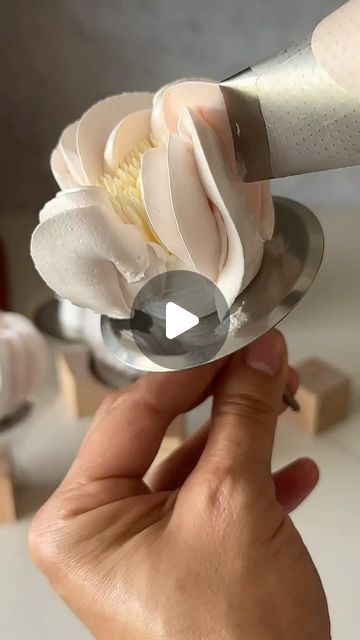 Marshmallow ZEFIR bouquet🌹Зефирные Букеты on Instagram: "With my new stamens tip, making marshmallow peonies has become even easier🌸  As you guys know, speed is crucial for making marshmallow flowers. Marshmallow sets at just 113 degrees Fahrenheit(45 Celsius) so you only have a few minutes to get it right 🙈😁  That’s why anything that helps us make flowers faster is so important. Now I can make stamens for peonies with a simple flick of the wrist 🥰  I have an entire marshmallow course dedicated to all the nuances of making delicious marshmallow batter for flowers, including peonies, roses, and assembling them into a charming flower bag arrangement 🌹 If you want to experience some marshmallow magic, join in!" Marshmallow Flowers Recipe, Zefir Marshmallow Flowers, Piping Flowers Tutorial, Meringue Flowers, Cake Painting Tutorial, Buttercream Flowers Tutorial, Birthday Cake Roses, Marshmallow Recipe, Marshmallow Flowers