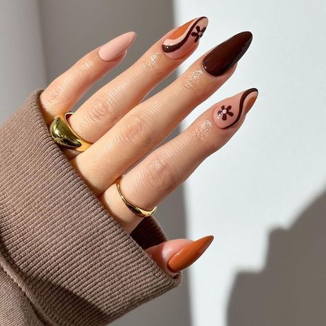 Nail Ideas 70s, Brown Groovy Nails, Fall Press Ons, 70s Nails Retro Fall, 70s Wedding Nails, 1960s Nail Art, Brown Retro Nails, Midcentury Nails, 60s Nail Art Retro