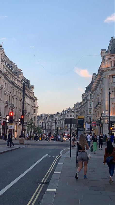 Oxford City Aesthetic, London Uk Aesthetic, Uk Aesthetic, Dream Manifestation, City Life Aesthetic, Manifestation Aesthetic, Oxford Street London, Oxford City, London Vibes