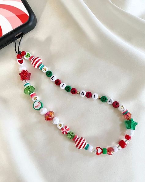 Christmas Phone Strap, Christmas Phone Charm, Christmas Bead Necklace, Christmas Jewelry Diy, Sleigh All Day, Beaded Memory Wire Bracelets, Christmas Necklace, Bead Charms Diy, Diy Bracelet Designs