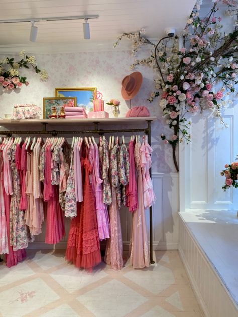 Boutique Store Front Ideas, Interior Design Pink, Small Boutique Interior, Pink Interior Design, Floral Interior Design, Boutique Store Front, Girly Home, Dress Rack, Boutique Cafe