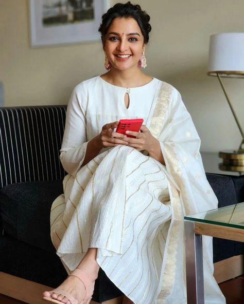 Manju Warrier Saree, Manju Warrier Kurtis, Onam Salwar Designs, Onam Dress Ideas, Kurti Neck Designs Latest Fashion, Aline Kurti Design, Onam Outfits Ideas, Onam Dress, Manju Warrier