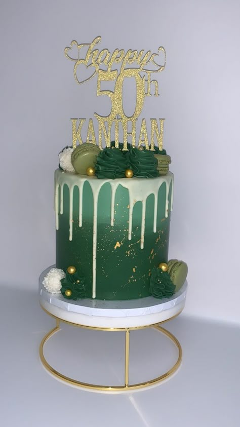 Cakes With Green Decorations, Cake Designs Birthday Green, Green 40th Birthday Cake, Green And Gold Birthday Cake For Women, 18th Birthday Cake Green And Gold, Birthday Cake For Women Green, Emerald Cake Birthday, Dark Green Cake Ideas, Green Cake With Macarons