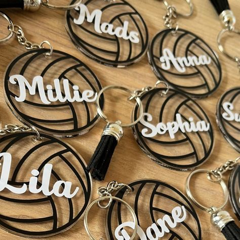 Team order discounts! If you are ordering 10 or more sports keyrings use code: TEAM10 at checkout for 10% off 💕 Volleyball Team Bonding Crafts, Sports Team Gifts, Netball Keychain, Netball Gifts, End Of Season Gifts, Volleyball Crafts, School Merch, Team Treats, Volleyball Team Bonding