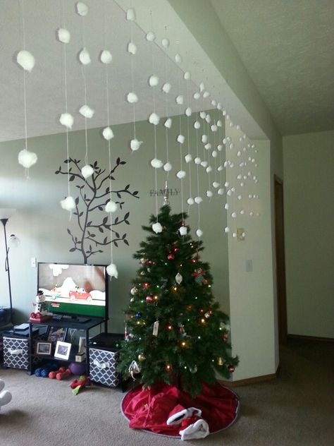 We made it snow in our Livingroom. Just thread cotton balls on string or fishing line and voila! Cotton Snow Decoration, Cotton Ball Snow Garland, Cotton Ball Snow, Christmas Decorations 2022, Hanging Snowflakes, Best Christmas Decorations, Diy Christmas Ball, Snow Decorations, Christmas Decorations Apartment