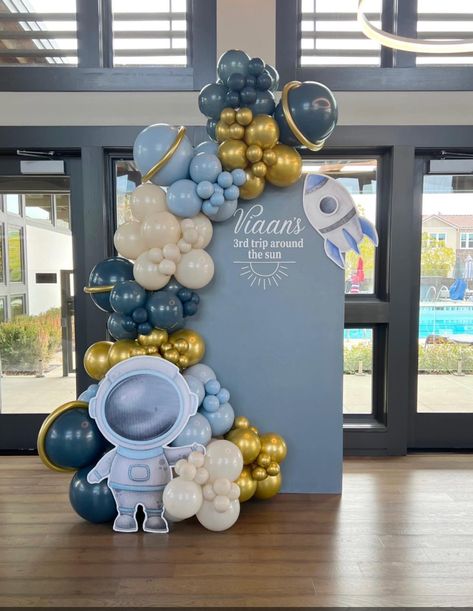 Astronaut Balloon Garland, Space Theme Balloon Decoration, Spaceship Theme Party, Space Birthday Backdrop, First Birthday Boy Astronaut, Space Theme Balloon Arch, Space Themed Balloons, Space Balloon Decor, First Trip Around The Sun Backdrop