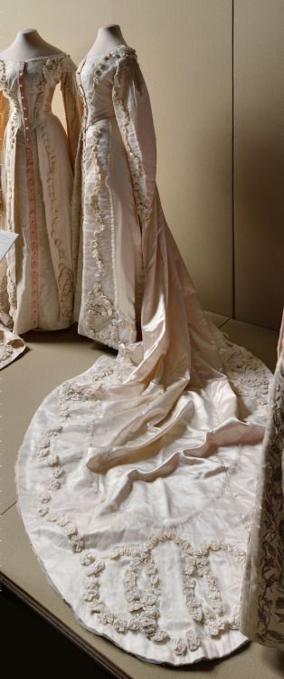 Olga & Tatiana’s court dresses on display. Olga’s dress is on the right and Tatiana’s is on the left. We can see the detail in the lacing of Olga’s dress compared to the simplicity of Tatiana’s. First Ladies, Mode Hippie, Court Dresses, Regency Dress, Regency Fashion, 19th Century Fashion, Period Outfit, Retro Mode, Vintage Gowns