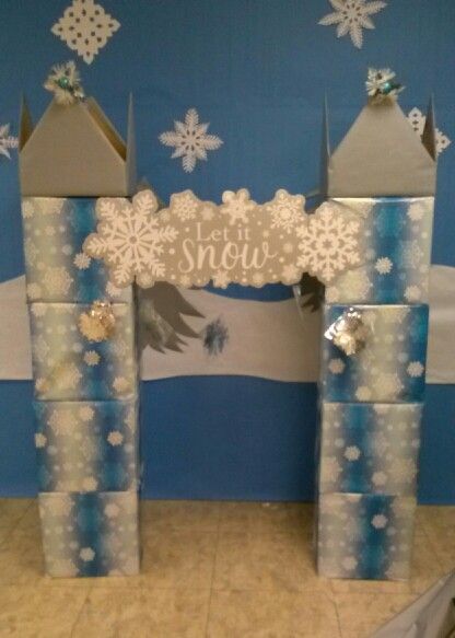 Frozen Castle Cardboard, Diy Frozen Castle, Cardboard Box Castle, Frozen Birthday Party Food, Cardboard Decorations, Box Castle, School Holiday Shop, Frozen Jr, Frozen Birthday Party Decorations