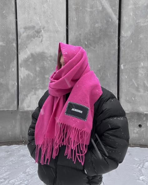 Jacquemus L'écharpe Fringe scarf / MÉLÒDÝ JACÒB Scarf Outfit, Pink Scarf, Winter 22, Winter Inspo, Looks Street Style, Winter Vibes, Ski Trip, 인물 사진, Winter Aesthetic