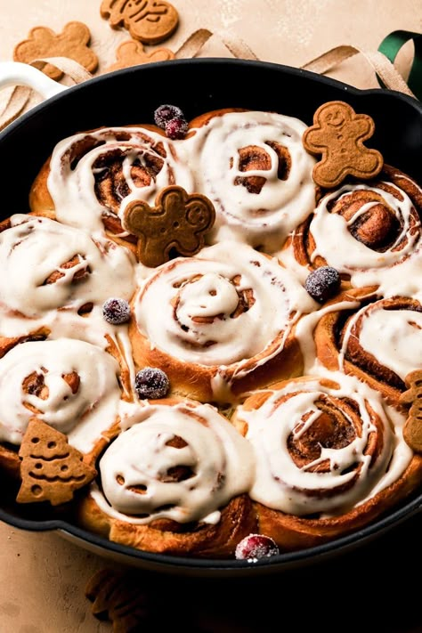 Gingerbread Cinnamon Roll Recipe Christmas Bakery Aesthetic, Homemade Cinnamon Rolls Cinnabon, Halloween Cinnamon Rolls, Cinnamon Rolls Cinnabon, Christmas Cinnamon Rolls, How To Make Rolls, Gingerbread Cinnamon Rolls, Cinnabon Copycat, Cinnamon Rolls Christmas