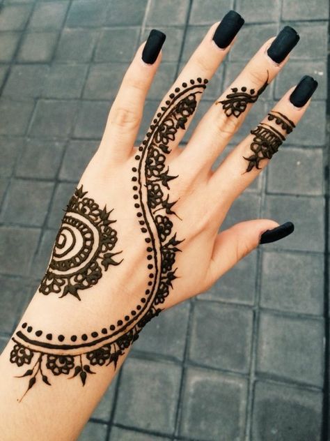 tattoo ideen henna obere handseite Henna Motive, Back Henna, Henne Tattoo, Tato Jari, Tato Henna, Henna Tattoo Hand, Tattoo Henna, Henna Style, Beautiful Henna Designs