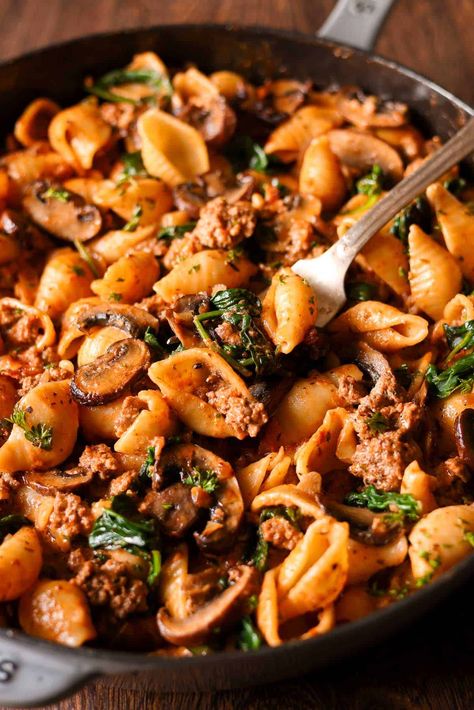 Creamy beef and shells in a pan Hamburger Spinach Recipes, Hamburger And Spinach Recipes, Ground Beef Spinach Recipe, Beef And Spinach Recipes, Beef Spinach Recipe, Beef And Mushroom Recipe, Ground Beef And Spinach, Creamy Beef And Shells, Protein Pasta Recipes