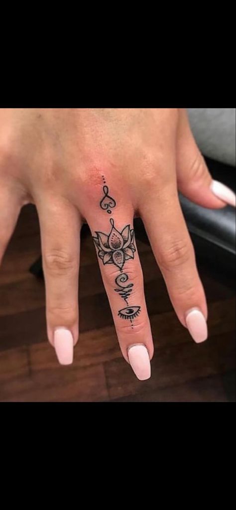 Finger Tattoos For Women Mandala, Mandala Finger Tattoo, Flower Finger Tattoos, Middle Finger Tattoos, Tato Minimal, Small Finger Tattoos, Finger Tattoo For Women, Hand Tattoos For Girls, Hamsa Tattoo