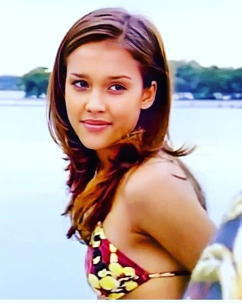 Jessica Alba Flipper, Jessica Alba Icon, Jazmine Dubois, Aimee Garcia, Latina Fashion Outfits, Chick Flicks, Latina Fashion, Coconut Girl, New Haircuts