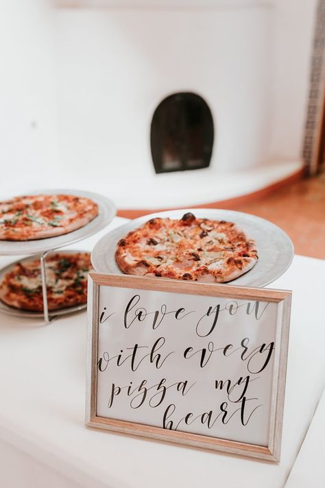 Pizza And Beer Rehearsal Dinner, Pizza And Brews Before I Do, Casual Wedding Reception Ideas, Pizza Bar Wedding, Pizza Wedding Reception, Pizza Unique, Brunch Wedding Reception, Pizza Table, Fall Wedding Menu