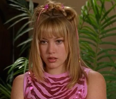 Lizzie Mcguire Hair, 90s Makeup Trends, 2000s Hair, 2000s Hairstyles, 90s Grunge Hair, Y2k Hair, Y2k Hairstyles, Crimped Hair, Early 2000s Fashion