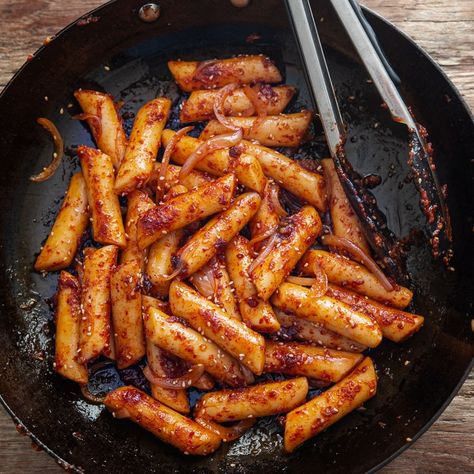 Pan Fried Rice Cakes (Gireum Tteokbokki) Stir Fried Rice Cakes, Pan Fried Rice Cakes, How To Make Rice Cakes, Recipes With Rice Cakes, Fried Rice Cakes, Pan Fried Rice, Rice Cakes Recipe, Asian Entrees, Tteokbokki Recipe