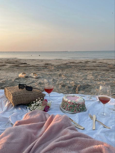 Beach Picnic Aesthetic, Birthday At The Beach, Picnic On The Beach, Beach Cake, Picnic Birthday Party, Romantic Date Night Ideas, Beach Birthday Party, Picnic Aesthetic, Picnic Inspiration