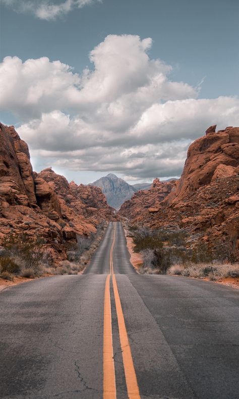 Road Wallpaper, Lonely Road, Saudi Arabia Culture, Background Editing, Road Pictures, Nature Iphone Wallpaper, Road Photography, Valley Of Fire, Simple Phone Wallpapers