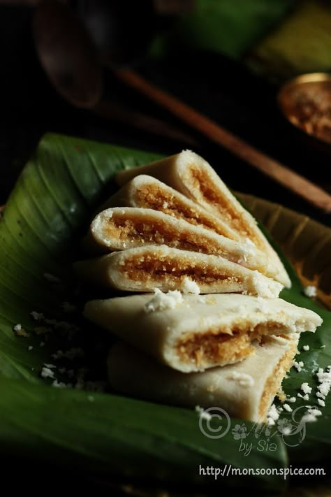 Ela Ada ~ Sweet coconut-jaggery stuffed rice cakes/parcels steam cooked in banana leaves, a traditional delicacy from Kerala Kerala Traditional Food, Kerala Sweets, Kerala Snacks, Kerala Cuisine, Sweet Rice Flour, Indian Food Photography, Indian Cookbook, Sweet Rice, Tandoori Masala