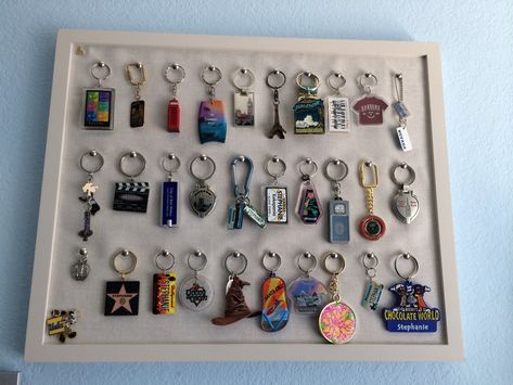 Keychain display DIY. Inspired by jewelry organizers. Keychain Storage Display, Keychain Collection Display, Display Keychains, Diy Keychain Display, Keychain Display Ideas, Keyring Display, Keychain Storage, Souvenir Display, Keychain Collection