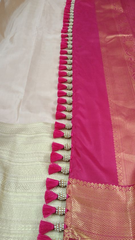 Saree Pallu Gonda Design, Saree Palu Hand Work, Sadi Latkan Design, Latkan Saree Pallu, Kuchi Design Saree, Kuchhu Design For Saree, Fancy Saree Kuchu Designs, Fancy Tassels For Saree, Sarre Kucchu Design