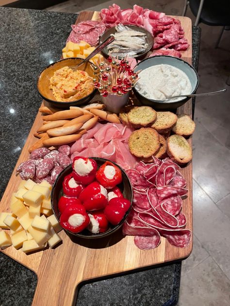 Tapas Plank, Low Carb Turkey Meatballs, Tapas Recipes, Party Food Buffet, Xmas Dinner, Catering Ideas Food, Charcuterie Platter, Party Food Platters, Charcuterie And Cheese Board