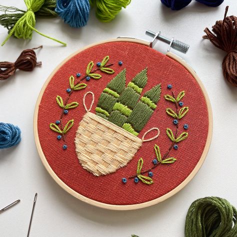 How to close a circle of whipped back stitch Creating Whipped Back Stitch, Learning Embroidery, Plant Sketches, Box Project, Learn Embroidery, Embroidery Scissors, French Knots, Woven Basket, Orange Fabric