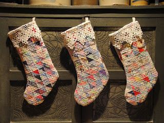 Quilt Stocking, Fabric Christmas Decorations, Quilt Christmas, Quilted Christmas Stockings, Vintage Christmas Stockings, Christmas Stockings Diy, Christmas Stocking Pattern, Quilted Ornaments, Quilted Christmas Ornaments