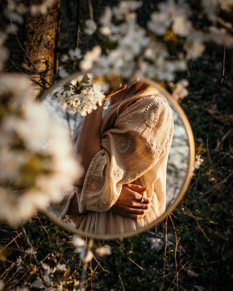 Free Spirit Photoshoot, Carlie Core, Autumn Portrait, Field Photos, Mirror Photography, Spring Portraits, Photoshoot Outdoor, Spring Photoshoot, Nature Photoshoot