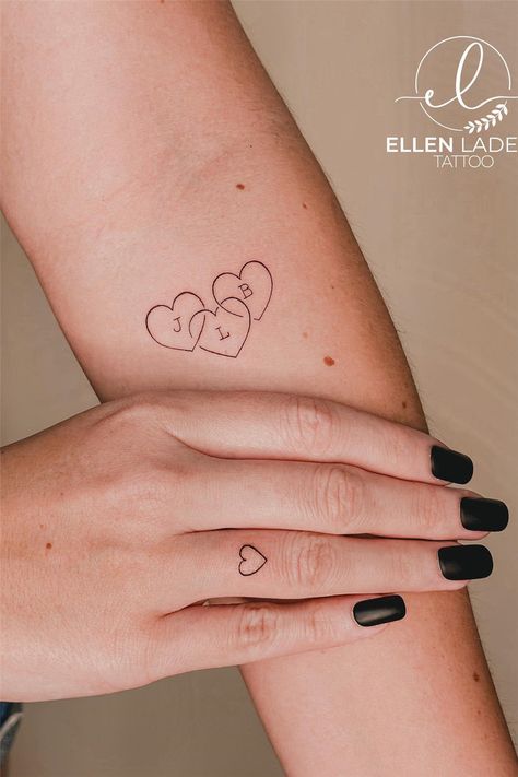 55 Meaningful Fine Line Tattoos for Minimalist Women Family Heart Tattoos, Tattoo Stockholm, Tattoos Infinity, Mommy Tattoos, Fine Line Tattoo, Writing Tattoos, 4 Tattoo, Tattoos Geometric, Initial Tattoo