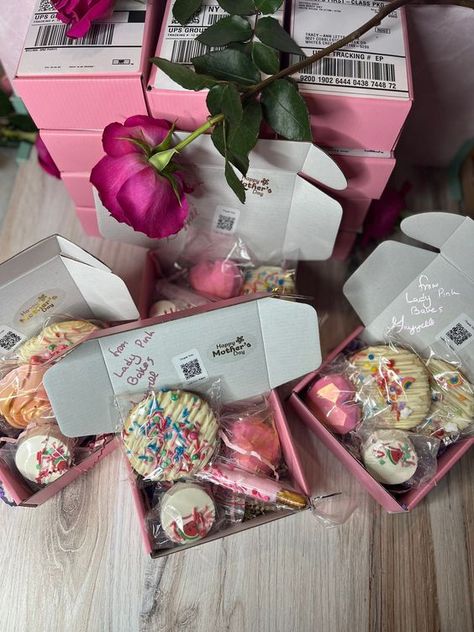 mother's day gifts Mother Day Treat Boxes, Small Gifts For Mothers Day, Mother's Day Treat Box Ideas, Mother's Day Treat Boxes, Mother’s Day Sweet Boxes, Mothers Day Food Gifts, Mothers Day Small Gift Ideas, Small Mothers Day Gifts For Friends, Small Mothers Day Gifts