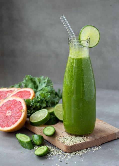 Healthy smoothies that help to detox the body to restart your metabolism, refresh your meal plan, and of course to look fabulous. #detox #detoxsmoothies #detoxbody Easy Green Smoothie Recipes, Green Goddess Smoothie, Smoothie Detox Cleanse, Turmeric Smoothie, Green Detox Smoothie, Breastfeeding Foods, Green Juice Recipes, Healthy Green Smoothies, Smoothie Detox