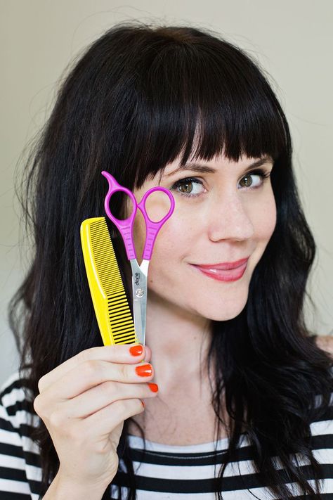 Cut Your Own Bangs, Bangs At Home, Bangs Tutorial, How To Cut Your Own Hair, How To Cut Bangs, Haircut Styles, Professional Hairstylist, Short Hair Tutorial, Wispy Bangs